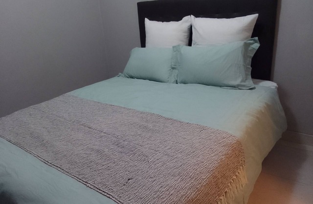 Spacious 5-bedroom house with WiFi 15 min from the airpot.