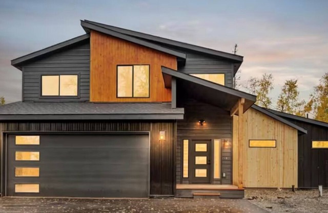 Spacious 5-bedroom house w/Mountain views and Hot tub in Wasilla!