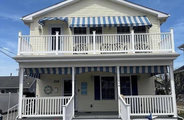Spacious 5-bedroom house in beautiful Belmar w/WiFi. 2 blocks from the beach!