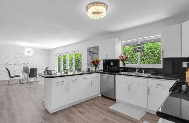 Spacious 5-bedroom house key Biscayne
