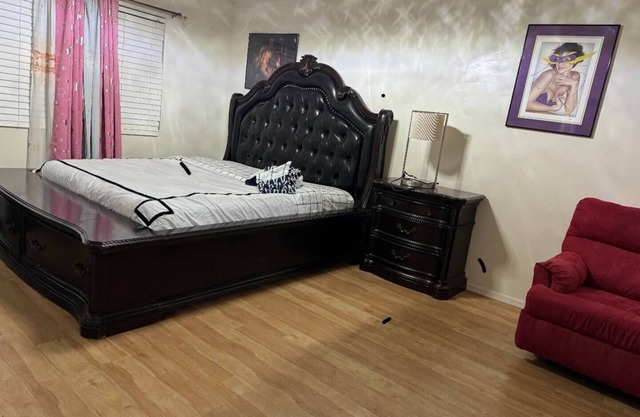 Spacious 5-bedroom house -A place to call home with 5 tvs!