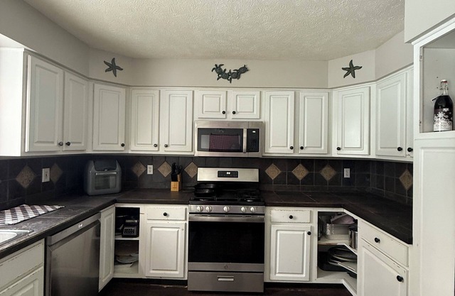Spacious 5-bedroom pet friendly house in Mentor with hot tub & fitness room