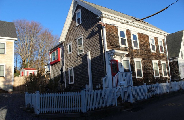Spacious 5 BR House steps to Commercial St.;Well appointed:4 king beds,yard,Pkg,
