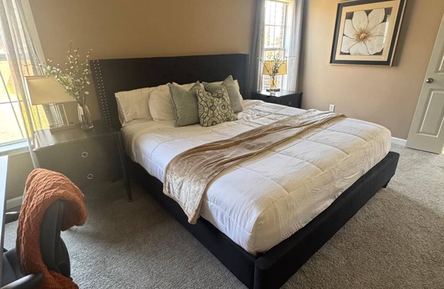 Spacious 5 BR- Plus open room with beds, Retreat in Cordova