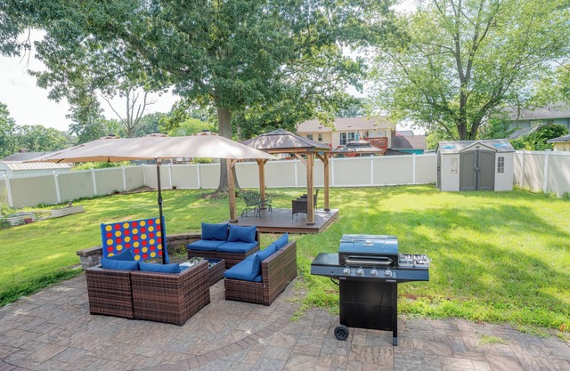 Spacious 5BR w/Private Fenced Backyard Near Nat'l Harbor, MGM & D.C.