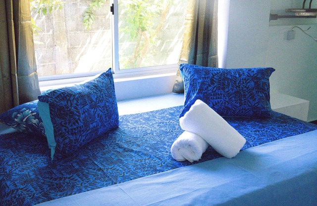 Spacious 6-bedroom house with AC and Wifi in tranquil Papenoo, near Ahonu Beach.