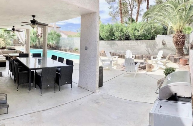 Spacious 6-bedroom house with AC and WiFi in vibrant Las Vegas