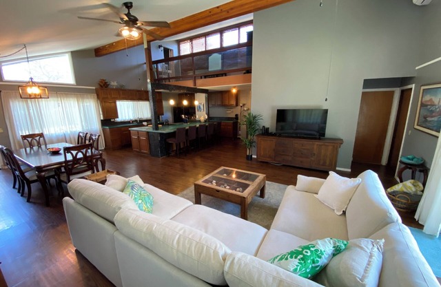 Spacious 6-bedroom house with AC in beautiful Waianae