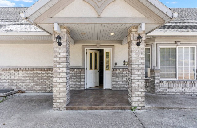 Spacious 7-bedroom house in peaceful Milwaukie with WiFi, AC, Laundry