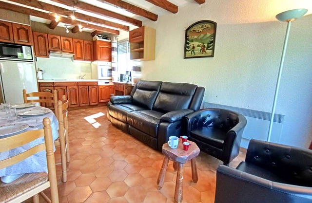 Spacious 8-Person Apartment with Balcony, Near Slopes, Saint-Lary-Soulan