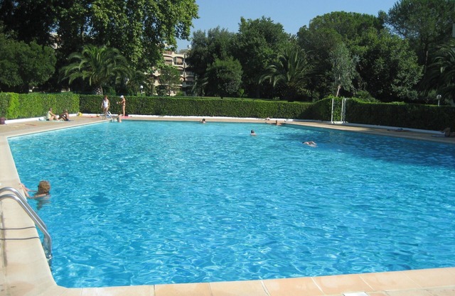 Spacious air-conditioned apartment with large swimming pool, near Cannes.