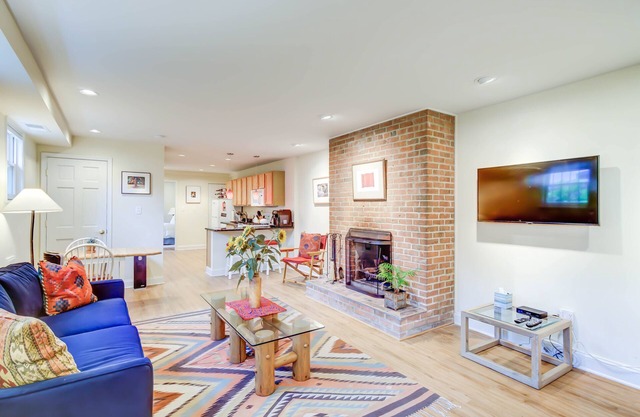 Spacious & Airy 1-BR near Eastern Mkt/Capitol