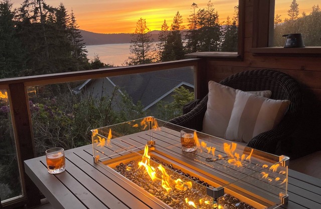 Spacious Anacortes ocean view retreat!