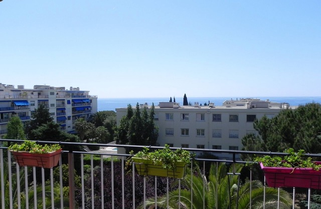 Spacious and bright apartment in residence with swimming pool, sea view and park