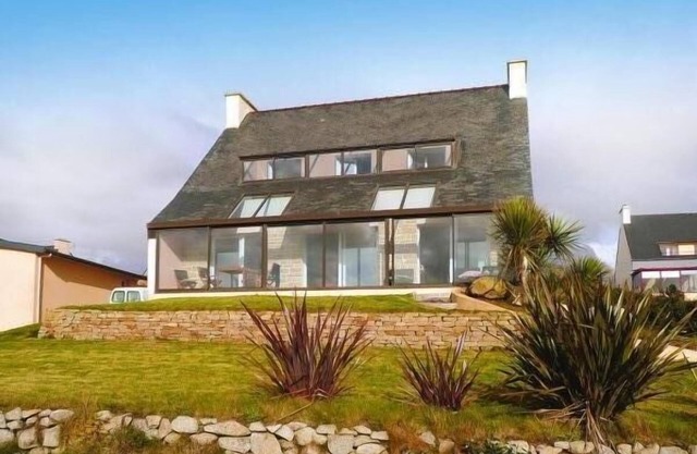 Spacious and bright holiday home. Panoramic sea view