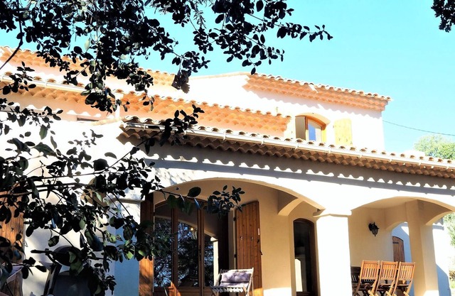 Spacious and comfortable holiday home with private garden, Le Tignet