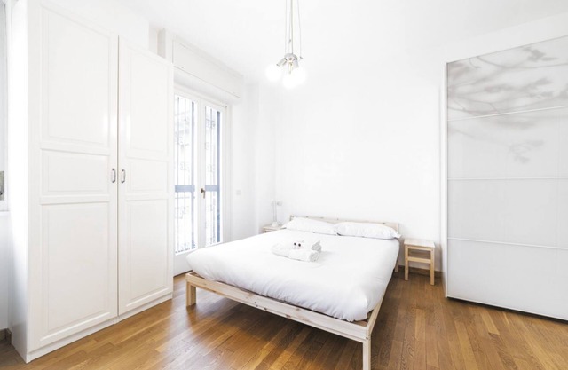 Spacious and elegant 170 sqm apartment for 6 people just outside the center of Milan.