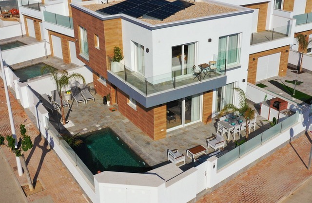 Spacious and modern home with beautiful views, close to beach and amenities