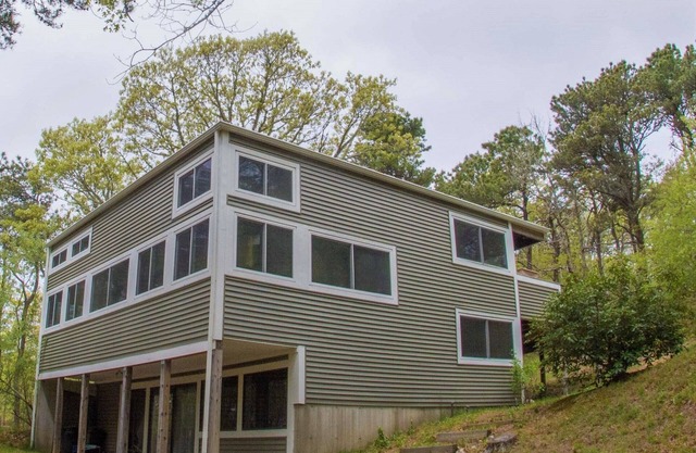 Spacious and modern home, close to beach, Tom's Hill private setting. Home AC
