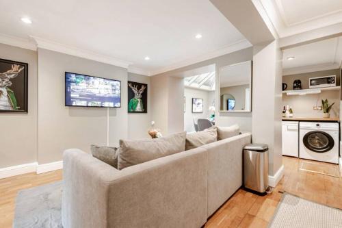 Spacious and Private Apartment by Royal Palace