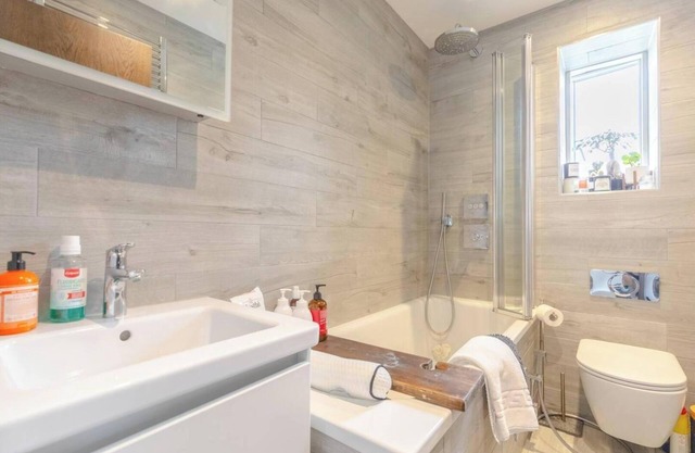 Spacious and Stylishly Designed 2BD Flat, Clapham