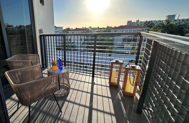 Spacious and Comfortable Skyline 1BD Apt | Balcony, Kitchen and Daily Housekeeping