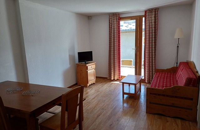 Spacious apartment 300m from slopes and shops with balcony, parking
