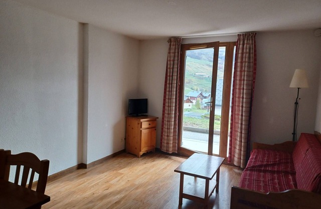 Spacious apartment 300m from slopes and shops, south balcony, parking. Comfortable