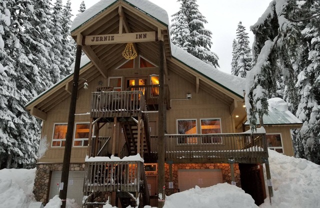 Spacious APARTMENT 1 mile to Summit Ski, fast internet and propane stove