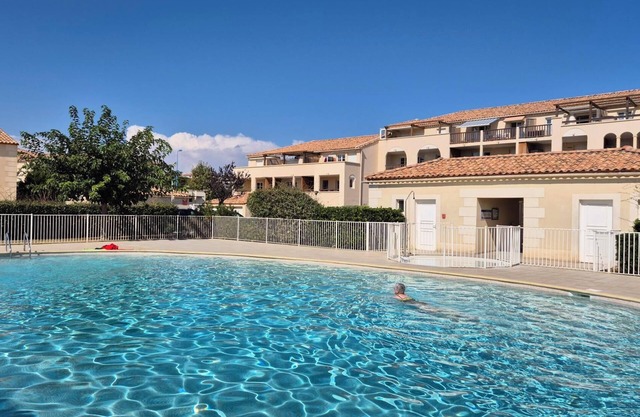 Spacious apartment with terrace and pool 5' walk from the beach