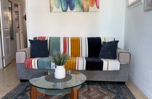 Spacious Apartment and HOT TUB in the heart of WIlton Manors