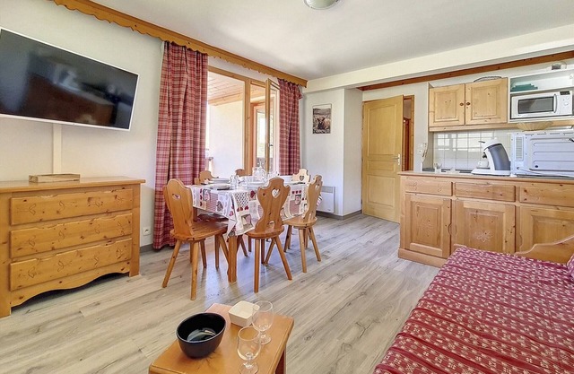 Spacious Apartment · Sleeps 6 · Ski-In/Ski-Out · Balcony · 3 Rooms · Family-Friendly