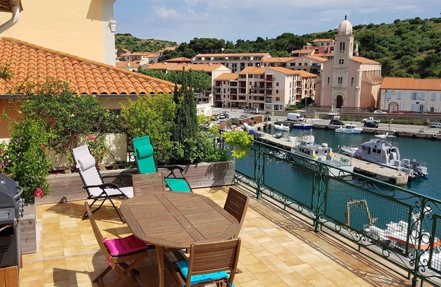 Spacious apartment with large terrace overlooking the harbor