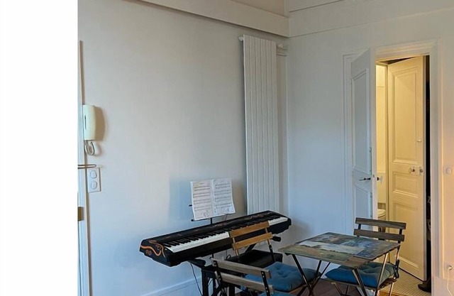 Spacious apartment in Versailles center.n