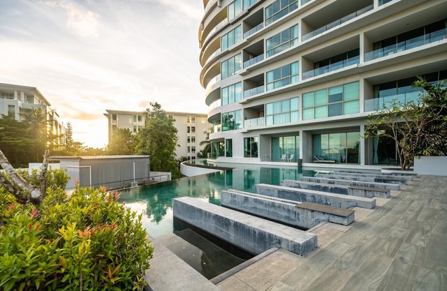 Spacious apartment with jacuzzi and ocean view
