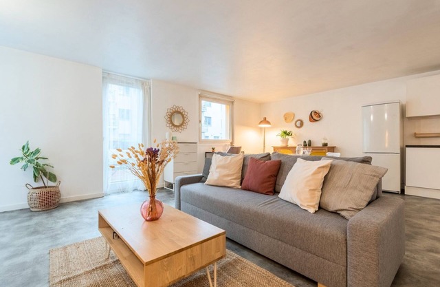 Spacious apartment w/private parking in Old Lille