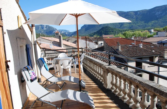 Spacious Apartment with Roof Terrace. Enjoy Cycling, Hiking, Water sports, Wine.