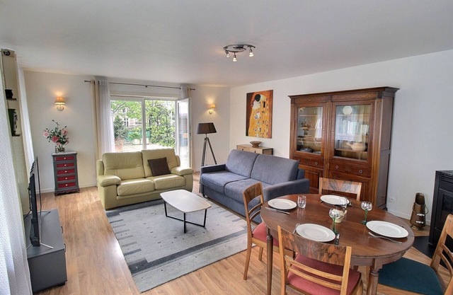 Spacious Apartment with Terrace & Garage, 10 Min Walk to Park in Colmar