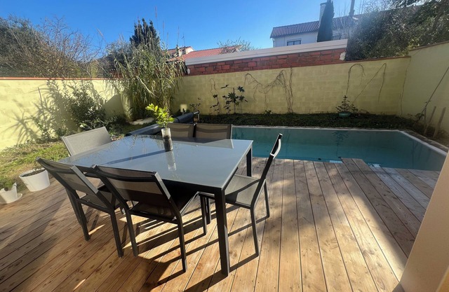 Spacious architect-designed villa, sleeps 10, near center, free parking