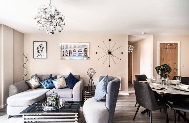 Spacious & Bright 2 Bed Apartment in Manchester