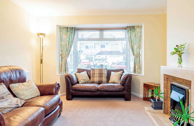 Spacious & Bright 2 Bed Home in Swindon w Parking