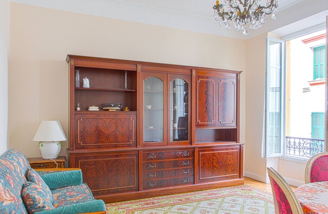 SPACIOUS , BRIGHT 2BR APT 20 METER TERRACE BEACH RESTAURANTS PARKING