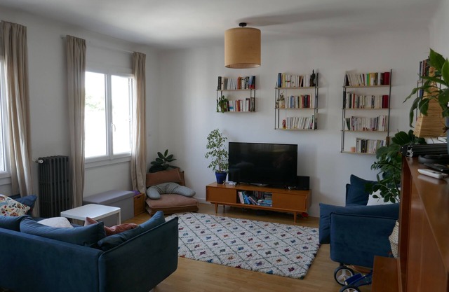 Spacious, bright architect-designed apartment in the heart of town