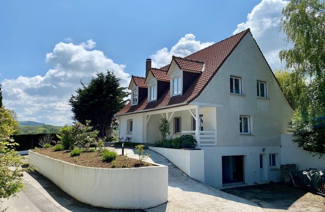 Spacious, bright house with garden and view 3 km away