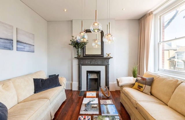 Spacious bright two bedroom flat near Hammersmith Bridge