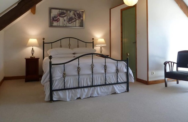 Spacious Brittany Holiday Cottage with pool and gym