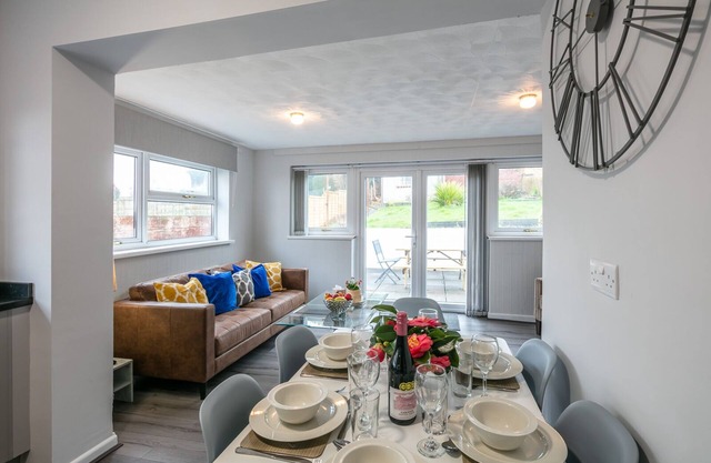 Spacious bungalow with sea views - Gower Coastline