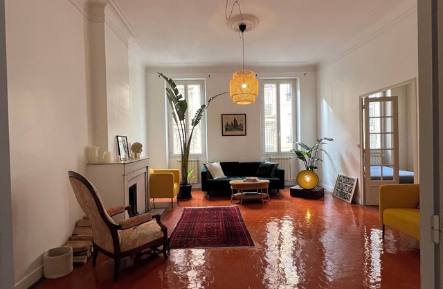 Spacious Charming Apartment in Marseille - Perfect for Families and Groups
