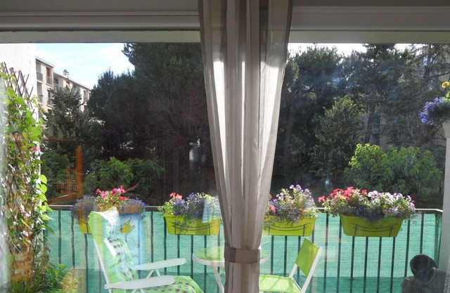 Spacious City-Centre Apt. in Private Grounds by River, (Parking, Lift, 3 bedrm).