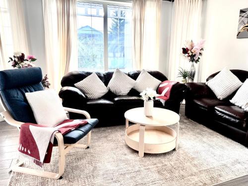 Spacious & Comfy Main Floor 3BR Suite in Detached House